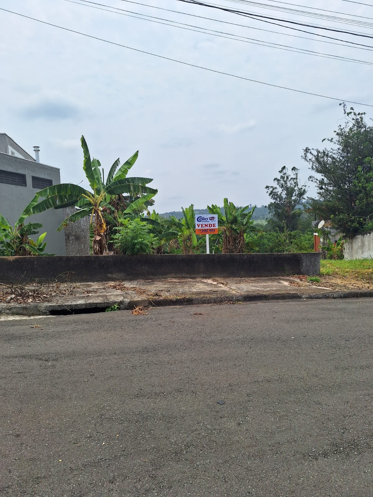 Vista real do terreno à venda no Jardim Porangaba, a partir da rua